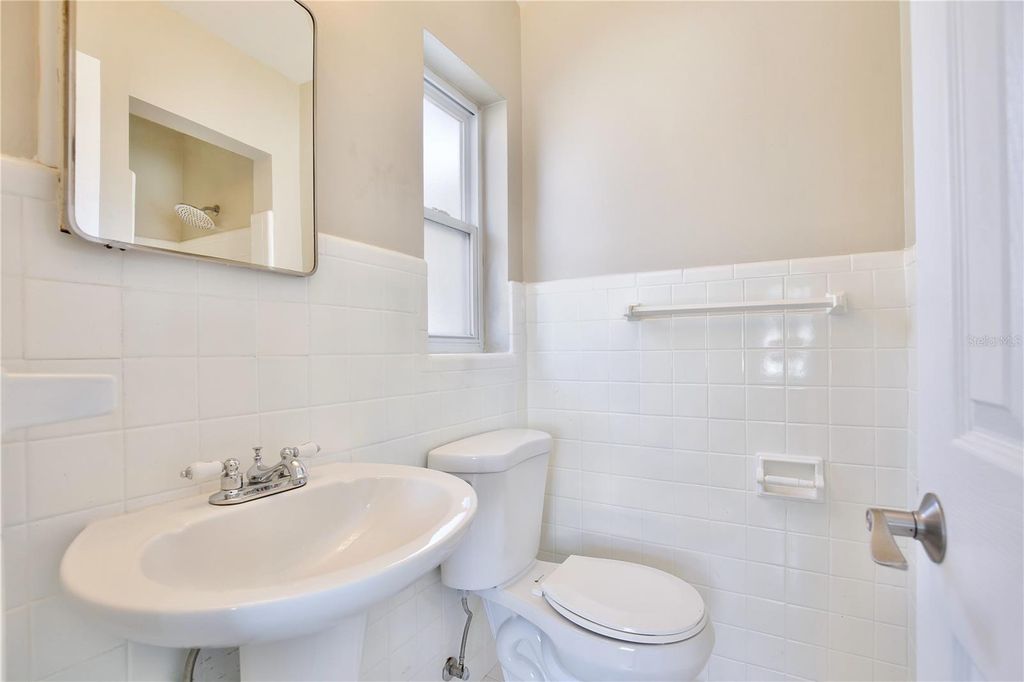 Image 16 of property listing at 427 SUNGLOW COURT, Orlando, FL 32803