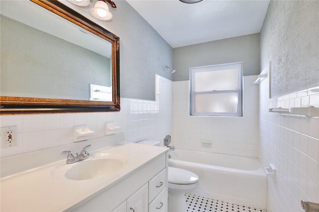 Image 20 of property listing at 427 SUNGLOW COURT, Orlando, FL 32803