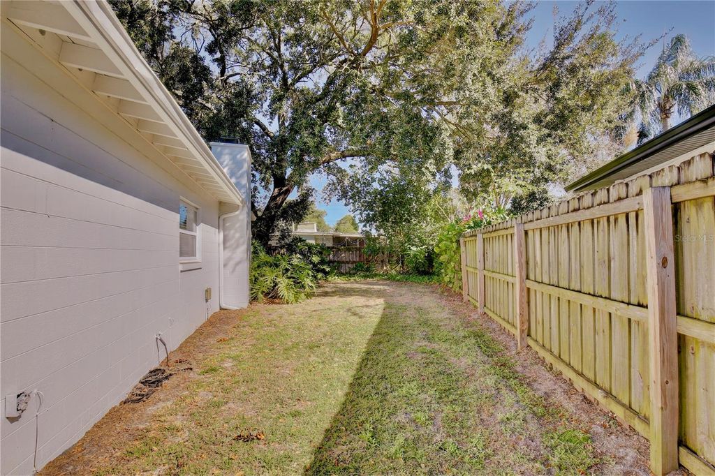 Image 33 of property listing at 427 SUNGLOW COURT, Orlando, FL 32803