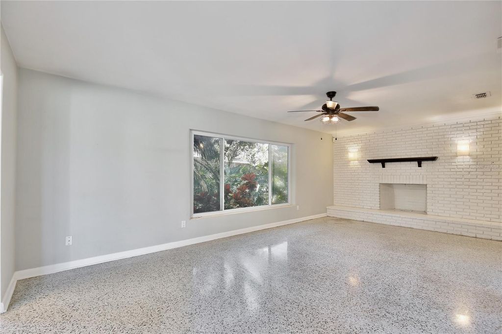 Image 5 of property listing at 427 SUNGLOW COURT, Orlando, FL 32803
