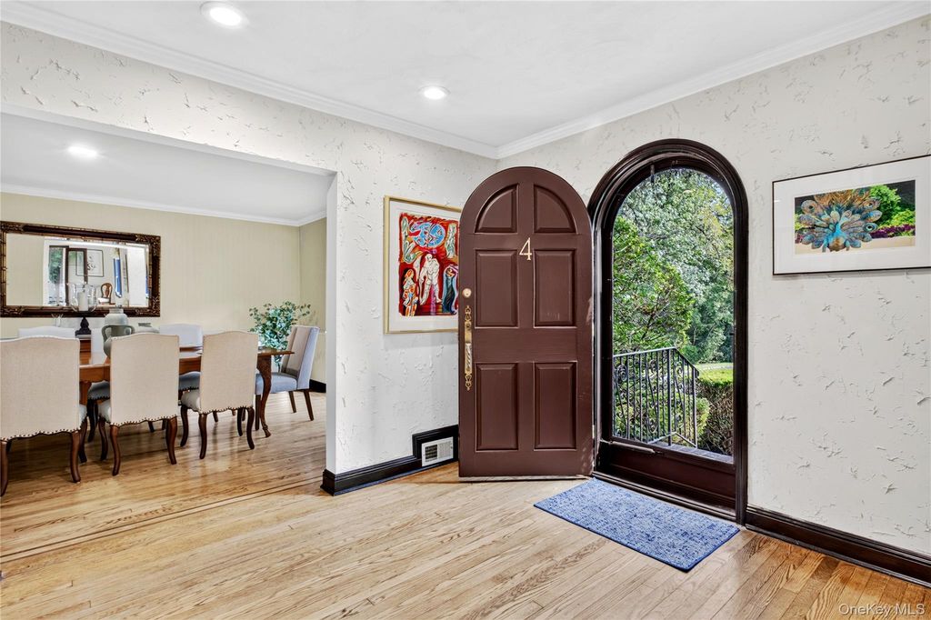 4 Parkwood Drive, Great Neck, NY 11023 — photo 2