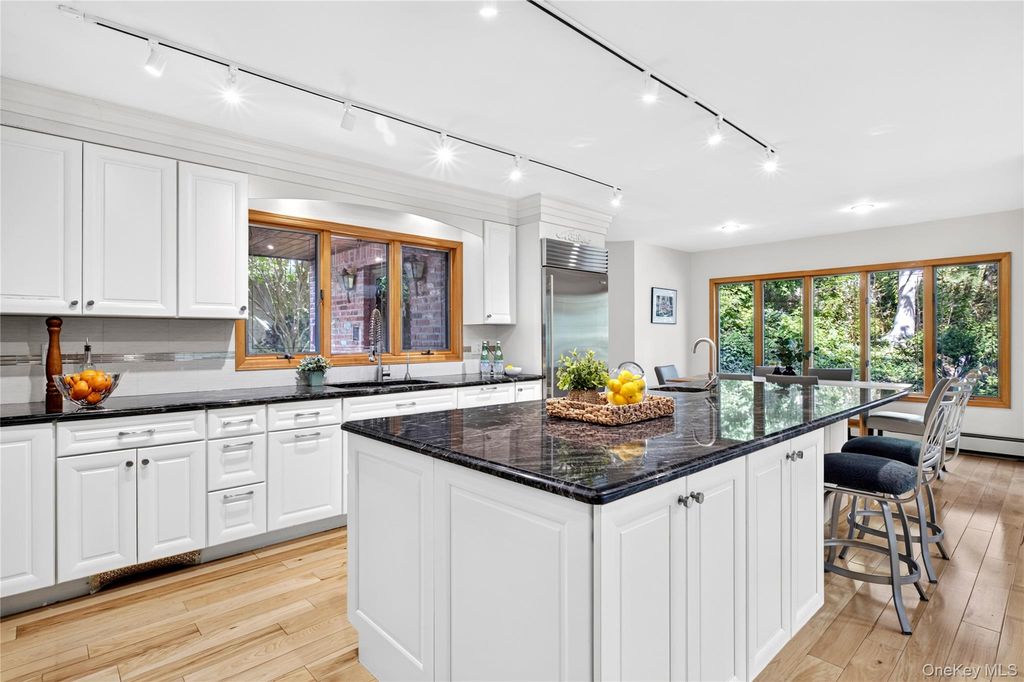 4 Parkwood Drive, Great Neck, NY 11023 — photo 3