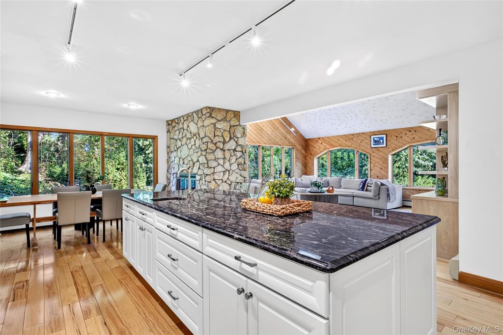 4 Parkwood Drive, Great Neck, NY 11023 — photo 5