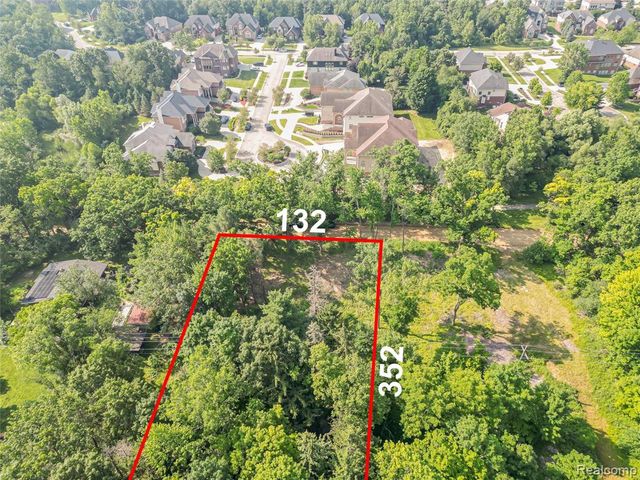 7230 Walnut Lake Rd Road, West Bloomfield, MI 48323