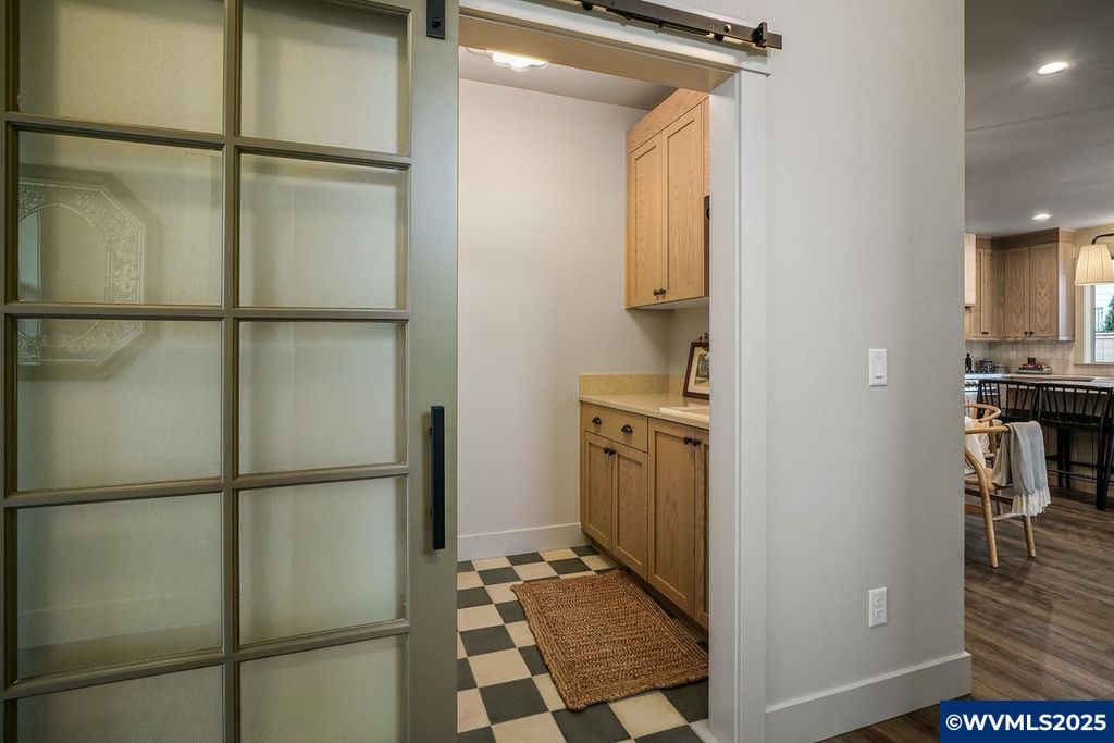 Image 11 of property listing at 7541 Lennox Ln NE, Keizer, OR 97303