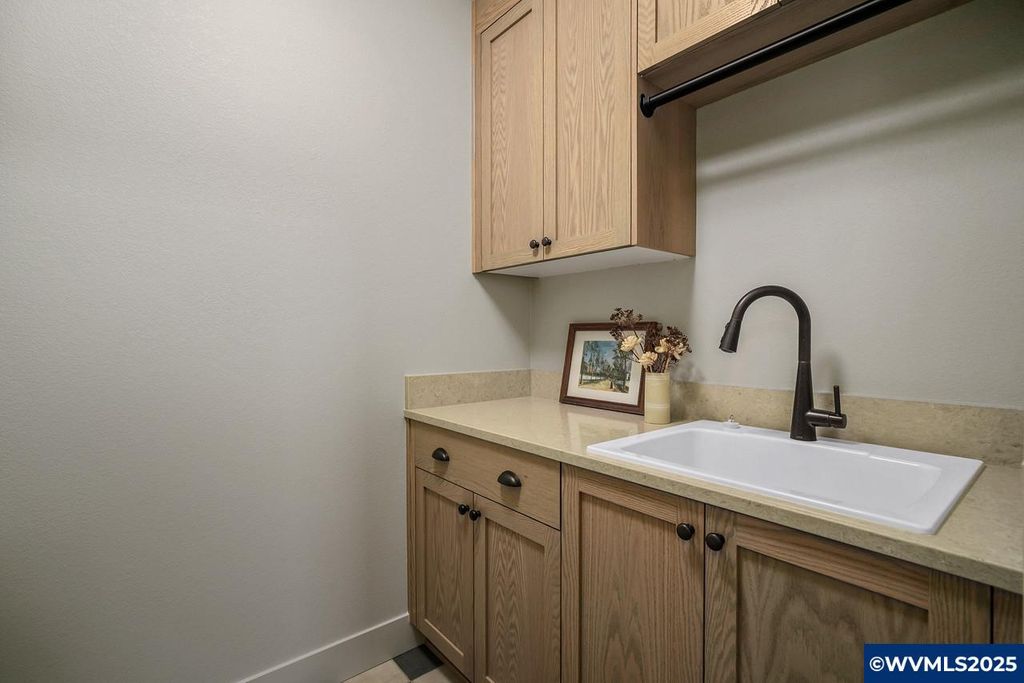 Image 12 of property listing at 7541 Lennox Ln NE, Keizer, OR 97303