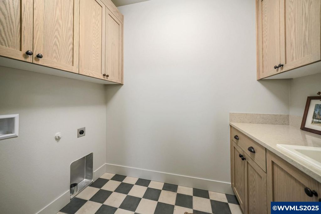 Image 13 of property listing at 7541 Lennox Ln NE, Keizer, OR 97303