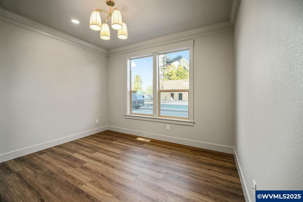 Image 14 of property listing at 7541 Lennox Ln NE, Keizer, OR 97303