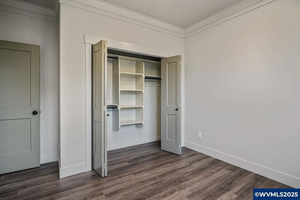 Image 15 of property listing at 7541 Lennox Ln NE, Keizer, OR 97303