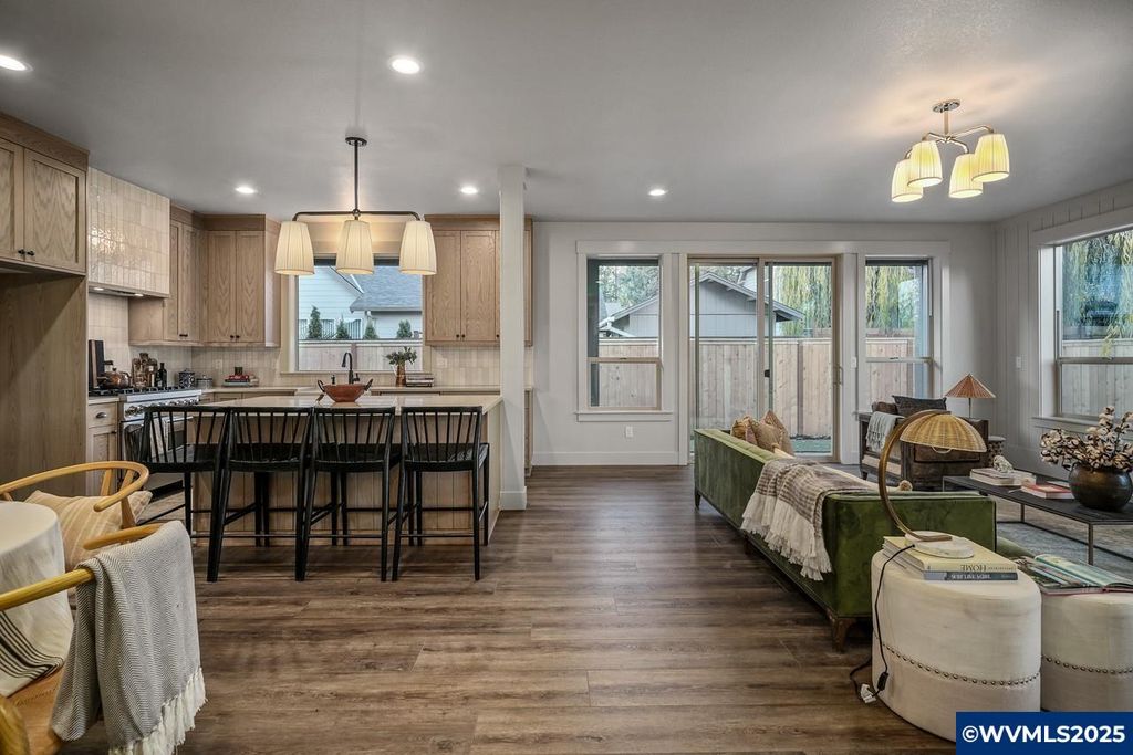 Image 16 of property listing at 7541 Lennox Ln NE, Keizer, OR 97303