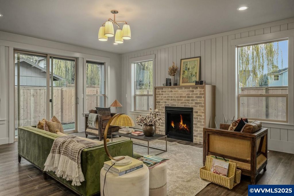 Image 17 of property listing at 7541 Lennox Ln NE, Keizer, OR 97303