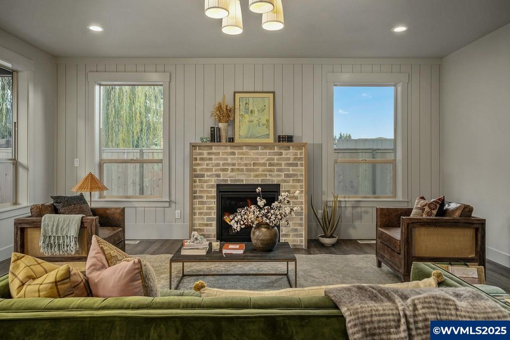 Image 18 of property listing at 7541 Lennox Ln NE, Keizer, OR 97303