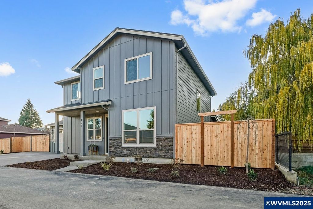 Image 2 of property listing at 7541 Lennox Ln NE, Keizer, OR 97303