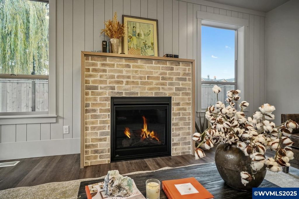 Image 20 of property listing at 7541 Lennox Ln NE, Keizer, OR 97303