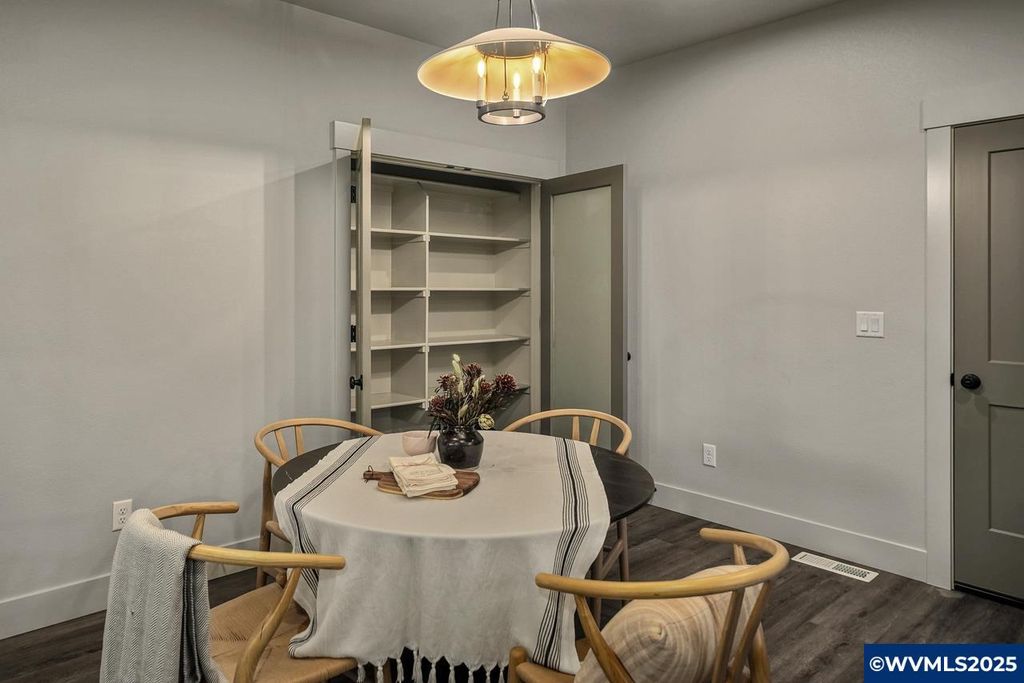 Image 25 of property listing at 7541 Lennox Ln NE, Keizer, OR 97303