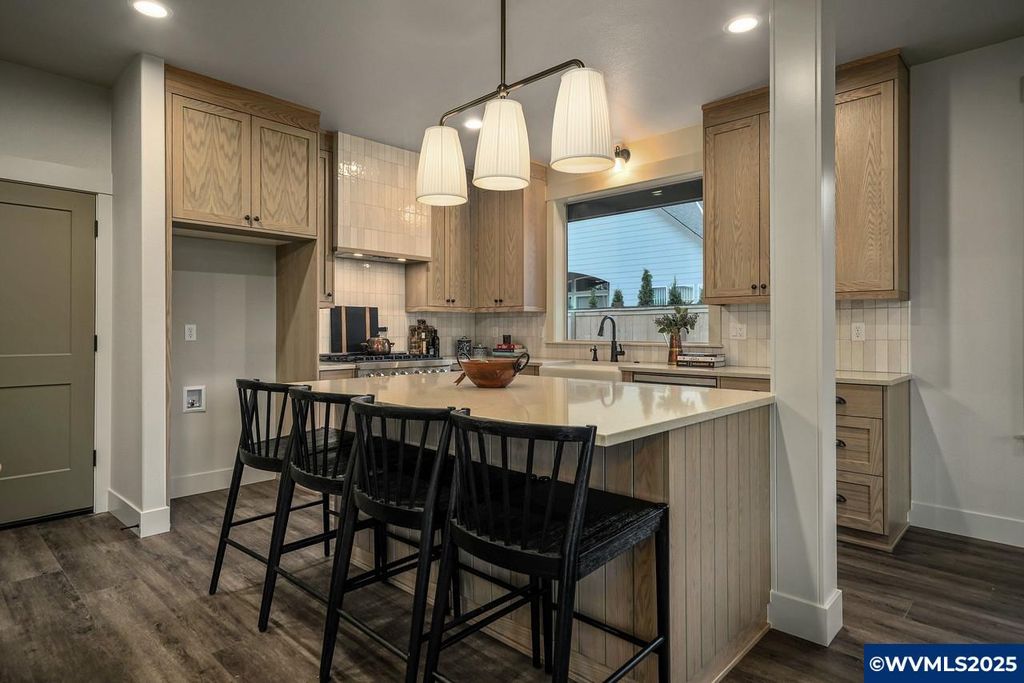 Image 27 of property listing at 7541 Lennox Ln NE, Keizer, OR 97303