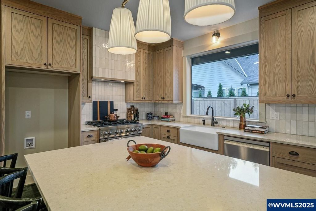 Image 28 of property listing at 7541 Lennox Ln NE, Keizer, OR 97303