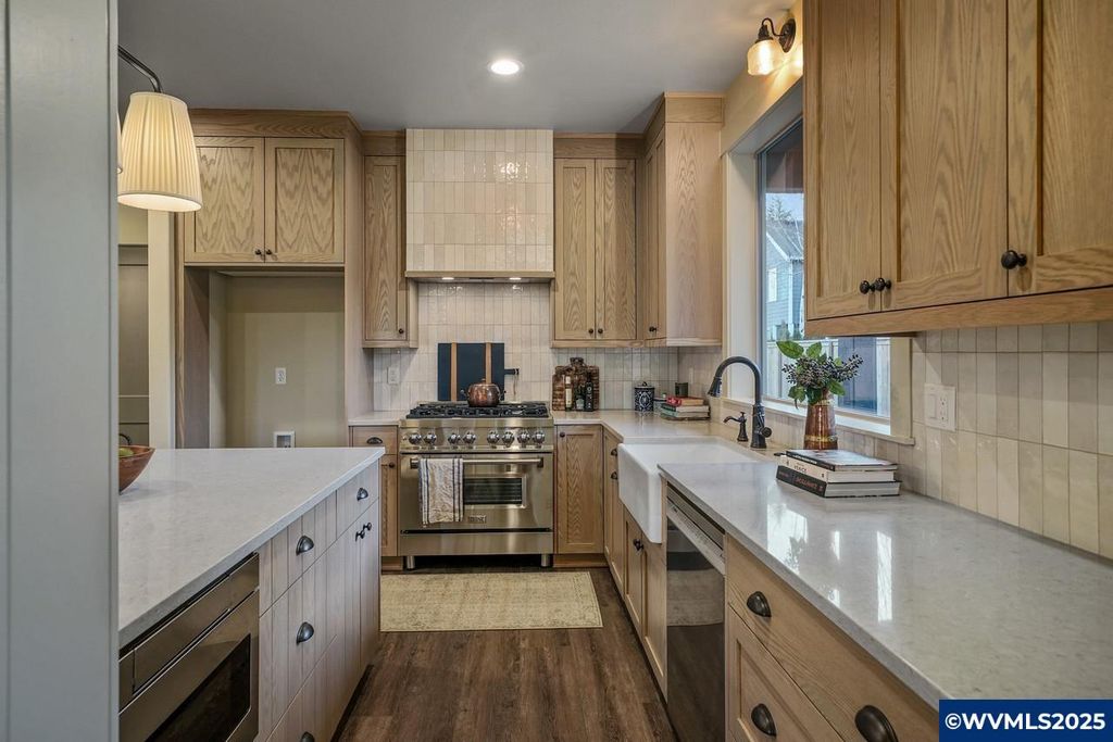 Image 29 of property listing at 7541 Lennox Ln NE, Keizer, OR 97303