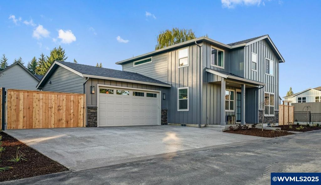 Image 3 of property listing at 7541 Lennox Ln NE, Keizer, OR 97303