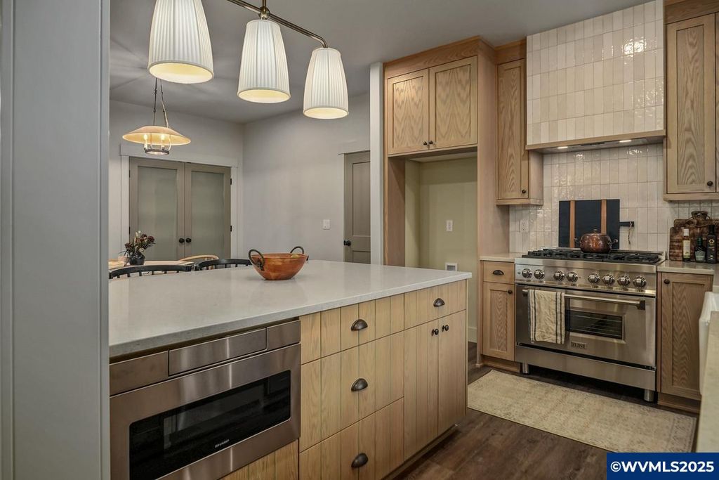 Image 30 of property listing at 7541 Lennox Ln NE, Keizer, OR 97303