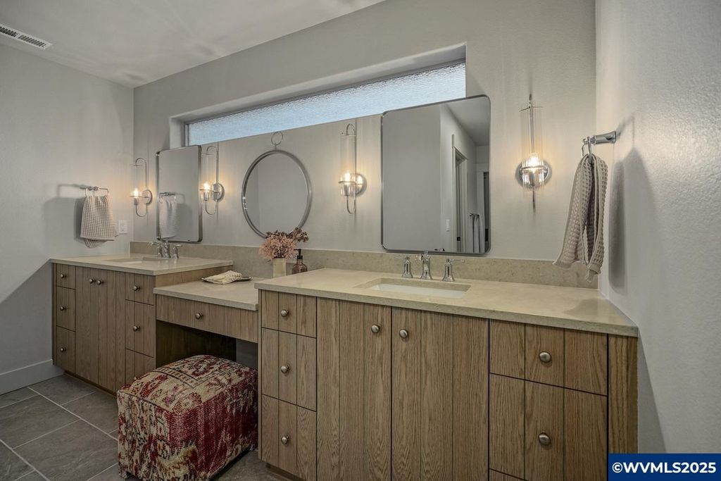 Image 36 of property listing at 7541 Lennox Ln NE, Keizer, OR 97303