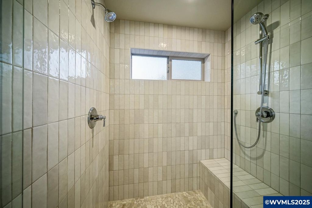 Image 37 of property listing at 7541 Lennox Ln NE, Keizer, OR 97303