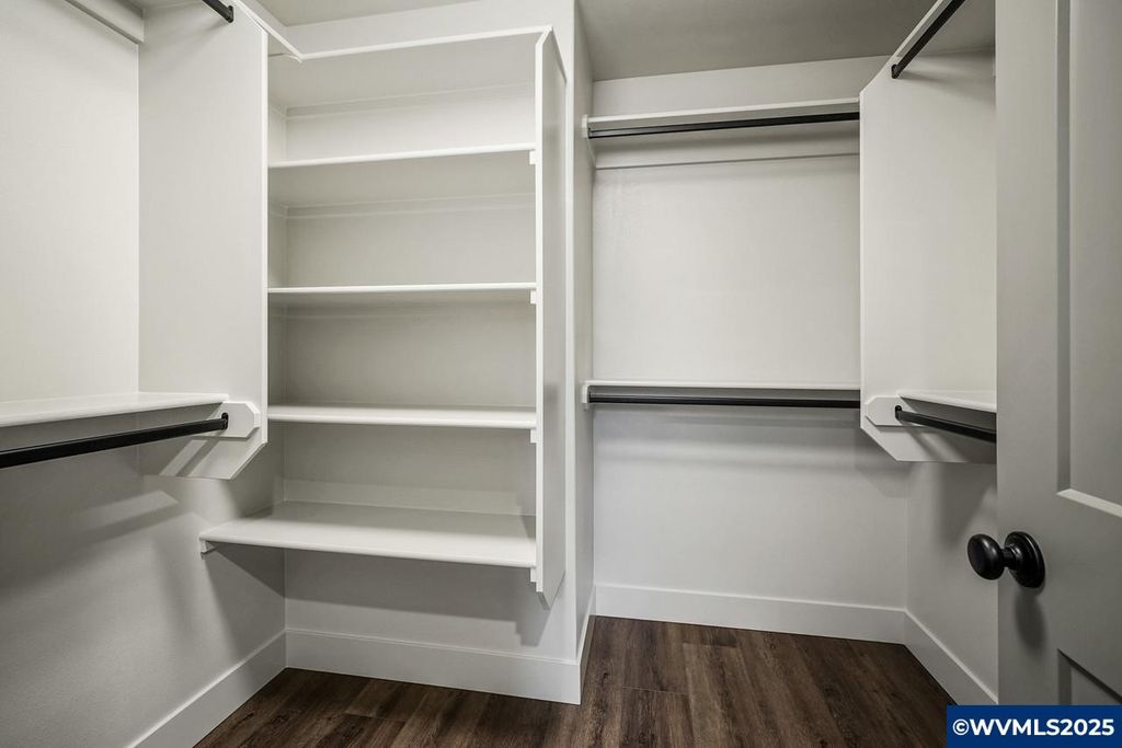 Image 38 of property listing at 7541 Lennox Ln NE, Keizer, OR 97303