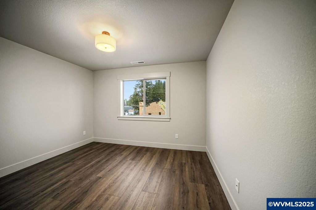 Image 39 of property listing at 7541 Lennox Ln NE, Keizer, OR 97303