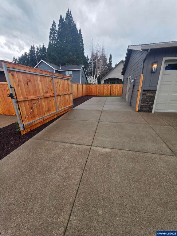 Image 4 of property listing at 7541 Lennox Ln NE, Keizer, OR 97303