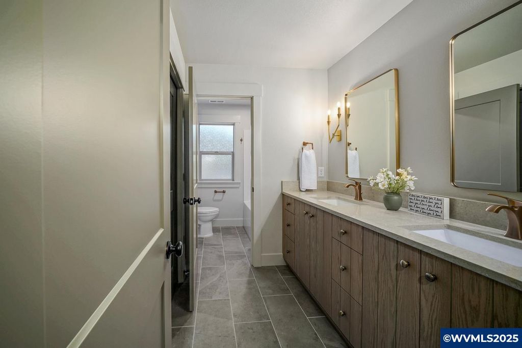 Image 41 of property listing at 7541 Lennox Ln NE, Keizer, OR 97303