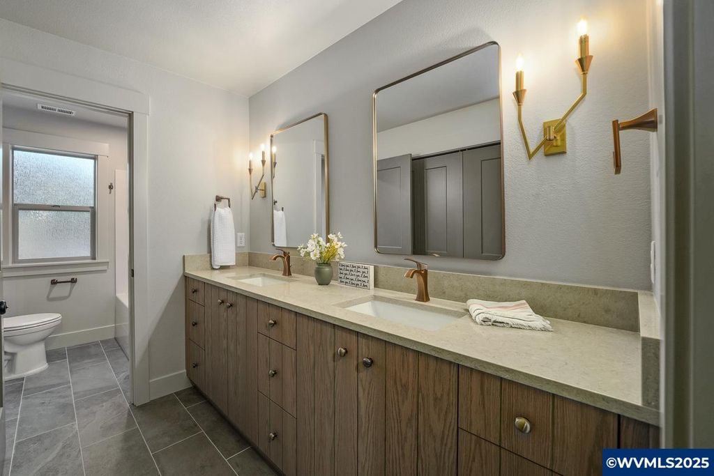 Image 42 of property listing at 7541 Lennox Ln NE, Keizer, OR 97303