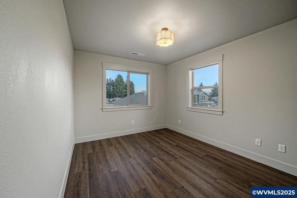 Image 43 of property listing at 7541 Lennox Ln NE, Keizer, OR 97303