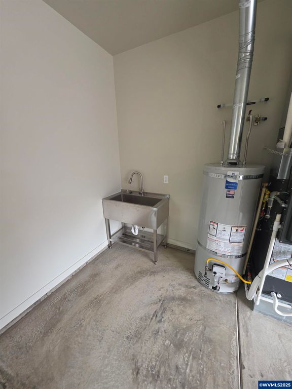 Image 45 of property listing at 7541 Lennox Ln NE, Keizer, OR 97303