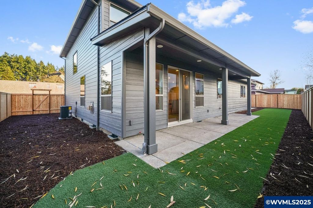 Image 46 of property listing at 7541 Lennox Ln NE, Keizer, OR 97303