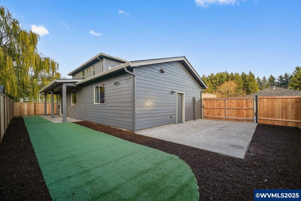 Image 47 of property listing at 7541 Lennox Ln NE, Keizer, OR 97303