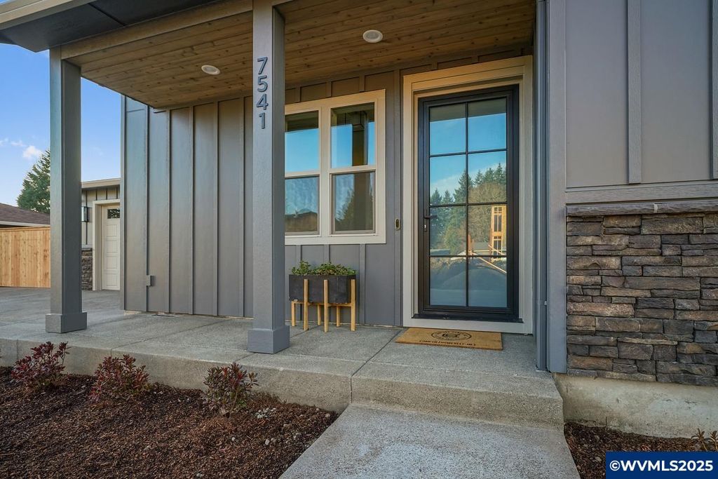 Image 5 of property listing at 7541 Lennox Ln NE, Keizer, OR 97303