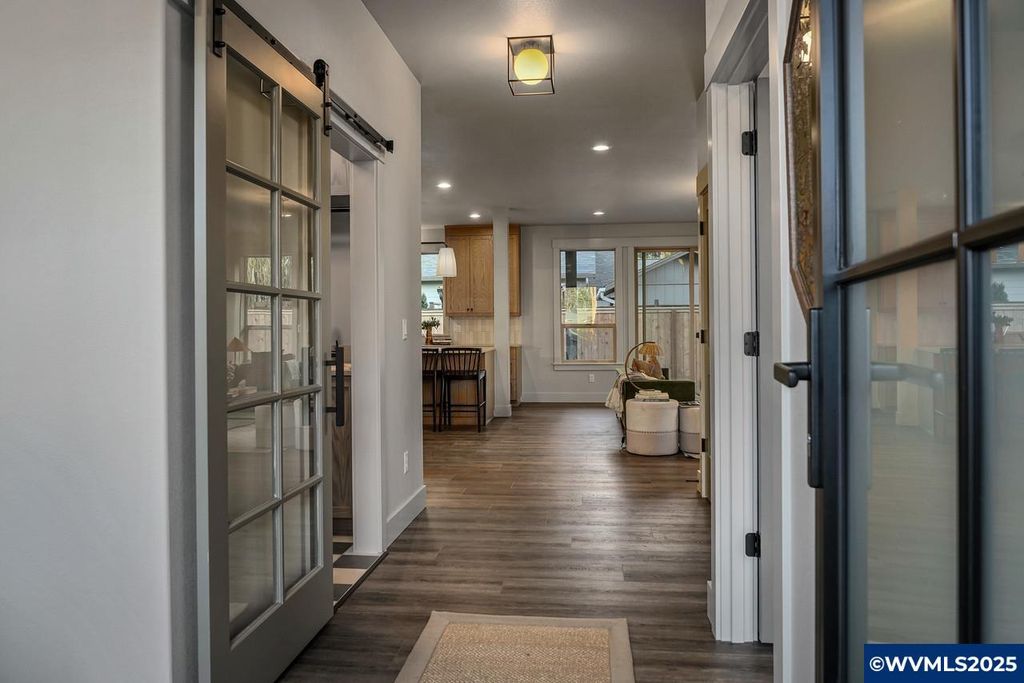 Image 6 of property listing at 7541 Lennox Ln NE, Keizer, OR 97303