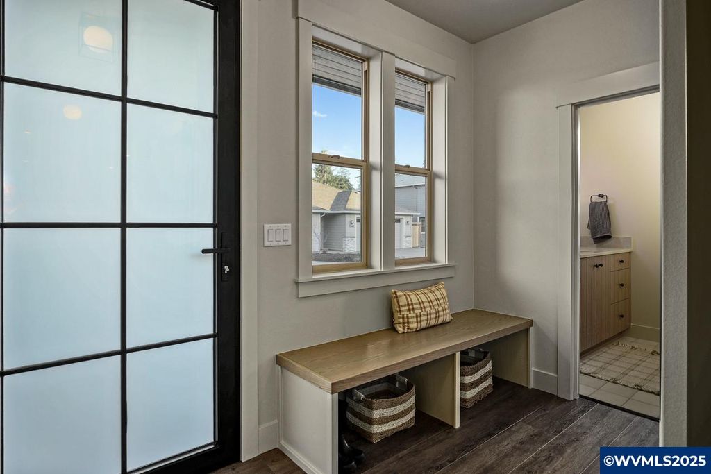 Image 7 of property listing at 7541 Lennox Ln NE, Keizer, OR 97303