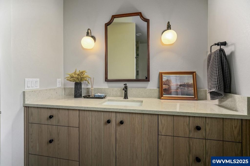 Image 9 of property listing at 7541 Lennox Ln NE, Keizer, OR 97303