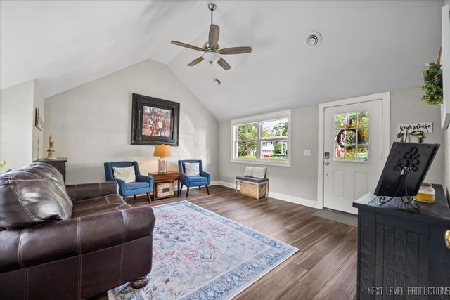 706 S Batavia Avenue, Geneva, IL 60134