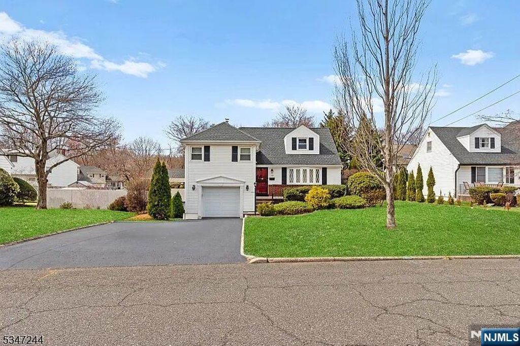 127 E Village Circle, Paramus, NJ 07652