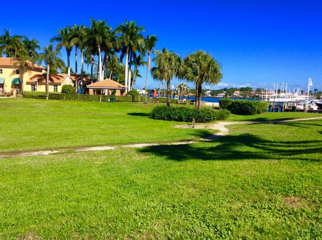110 Yacht Club Way 105, Hypoluxo, FL 33462