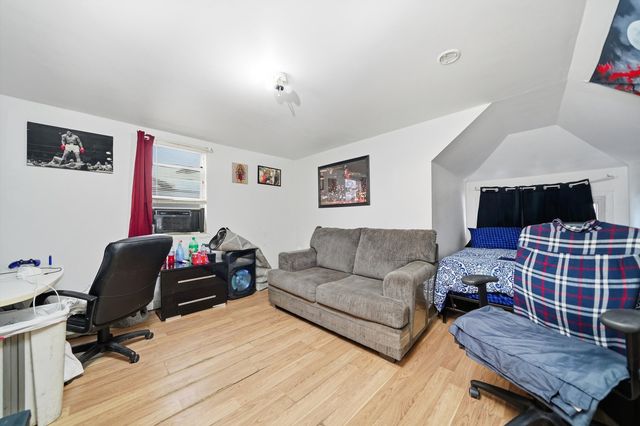 8539 S Saginaw Avenue SE, Chicago, IL 60617