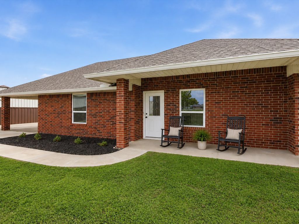 636 E Eubank Street, Mabank, TX 75147