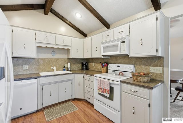 807 Redwood Lane, Papillion, NE 68046