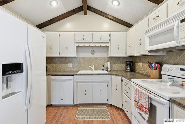 807 Redwood Lane, Papillion, NE 68046