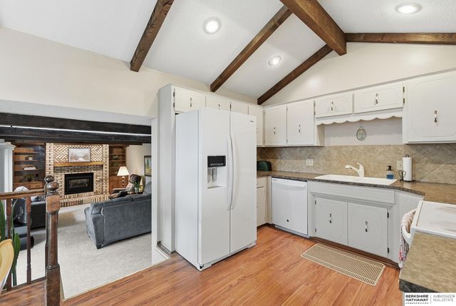 807 Redwood Lane, Papillion, NE 68046