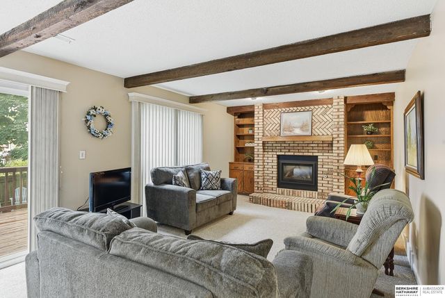807 Redwood Lane, Papillion, NE 68046