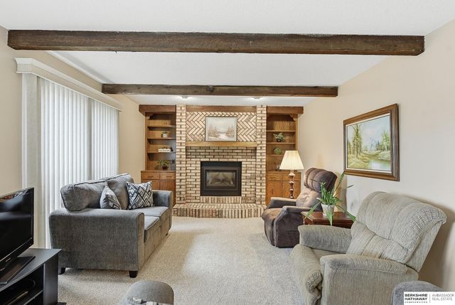 807 Redwood Lane, Papillion, NE 68046