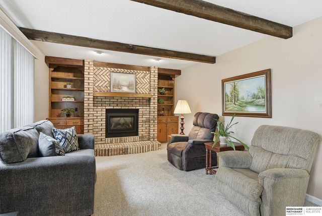 807 Redwood Lane, Papillion, NE 68046